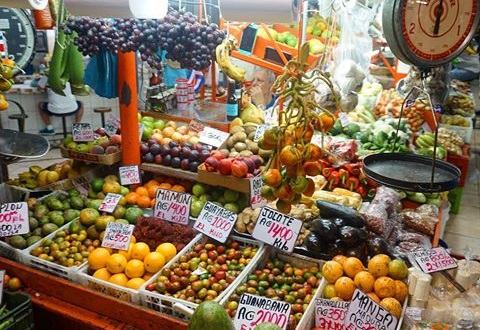 Puesto de frutas y verduras en el Mercado Central de San José